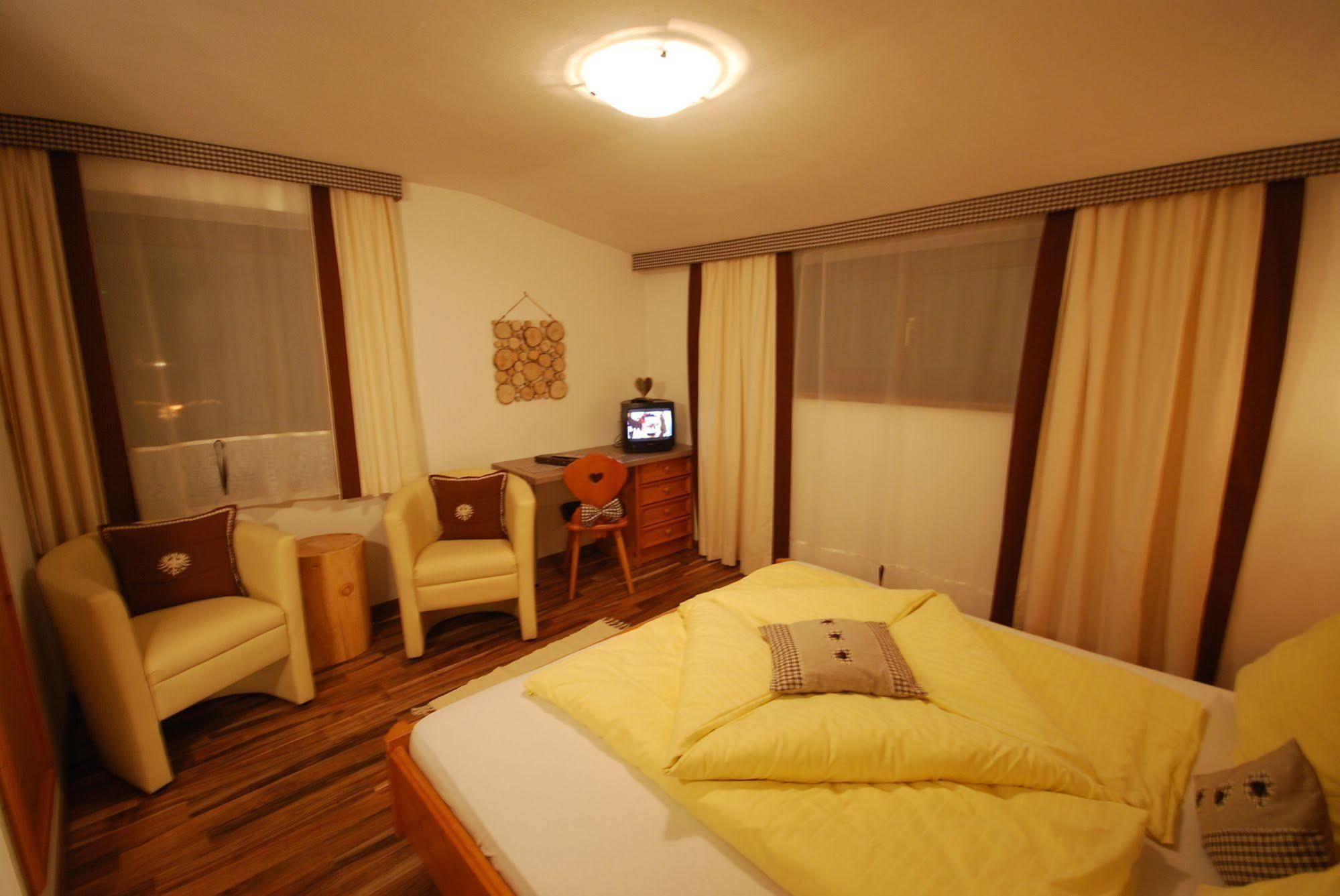 B&B Wienerhof Trins Bagian luar foto